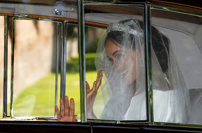 Meghan Markle saluda desde el coche que la traslada desde Taplow a Windsor