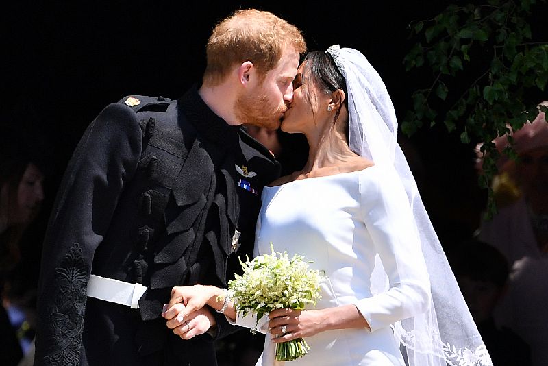 El príncipe Enrique besa a Meghan Markle a la salida de la Capilla de San Jorge