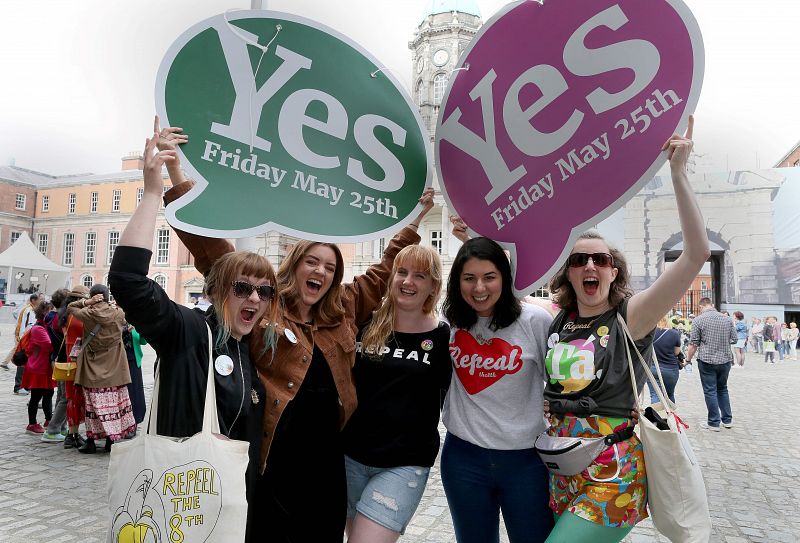 Defensoras de la reforma de la ley para liberalizar el aborto esperan los resultados en el Castillo de Dublín