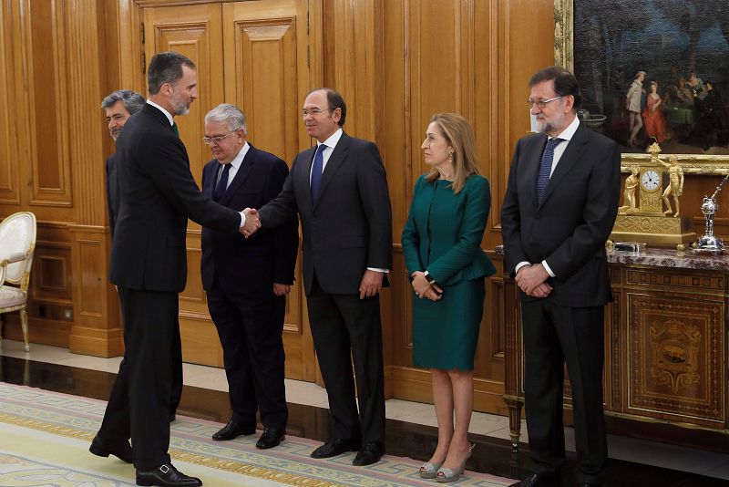 El rey Felipe VI saluda al presidente del Senado Pío García.-Escudero, antes de presidir la toma de posesión del nuevo presidente del Gobierno, Pedro Sánchez