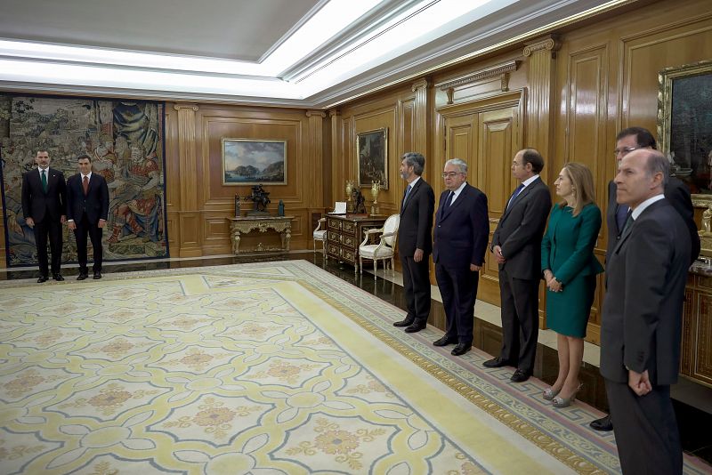 El rey Felipe VI y Pedro Sánchez posan juntos tras el acto en presencia del resto de autoridades