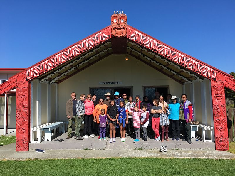 Jóvenes y adultos del clan Paniora posan en el marae de Tairawhiti, con miembros del equipo de RTVE, en la localidad de Tikitiki, junto al Cabo Este.