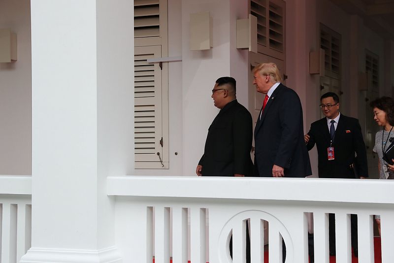 Tras posar ante las cámaras, ambos mandatarios se dirigen al lugar de su encuentro privado, en el hotel de Singapur en el que tiene lugar la cumbre.