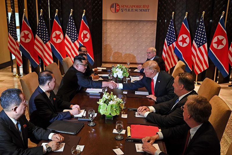 Tras el encuentro privado entre Trump y Kim, que ha durado 48 minutos, ha dado comienzo la reunión de ambas delegaciones.