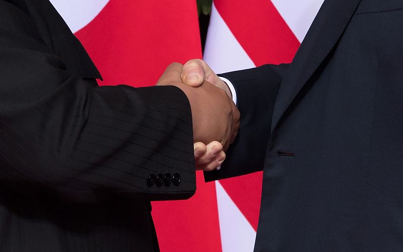 Detalle del apretón de manos entre Trump y Kim, que ha dado inicio a la cumbre bilateral en Singapur.