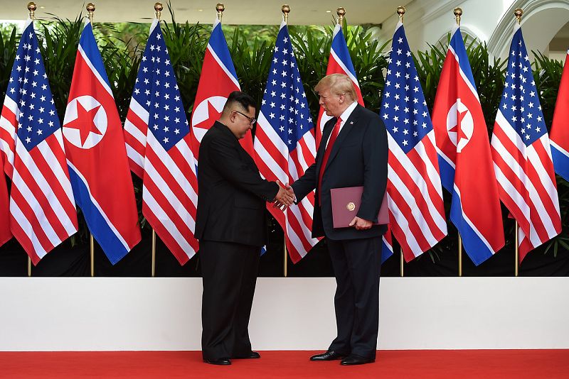 Trump y Kim se despiden con otro apretón de manos al término de la cumbre