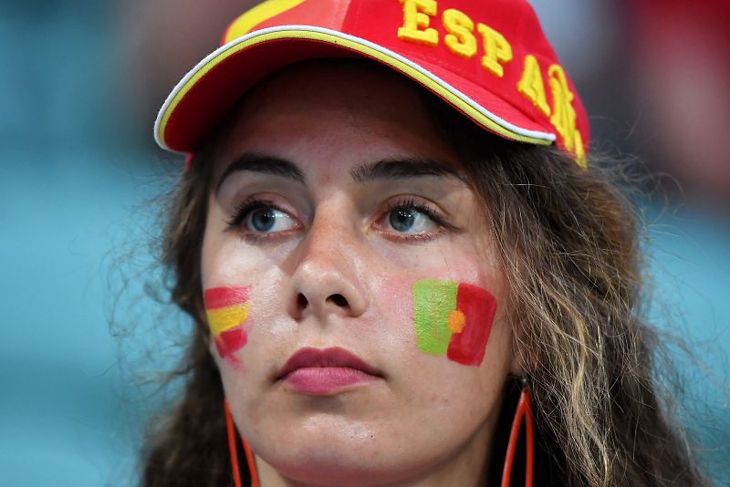 Una hincha española en el estadio de Fischt.