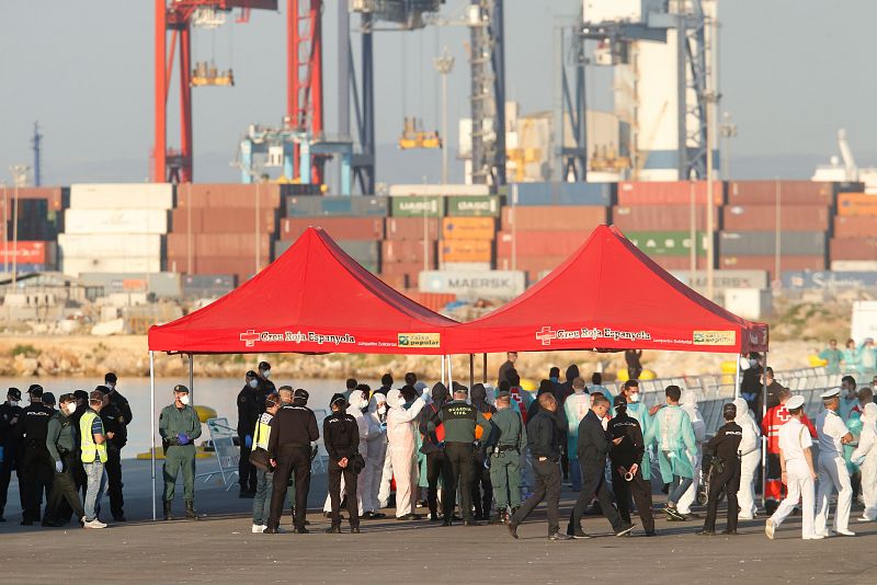 Miembros de Cruz Roja y de las Fuerzas y Cuerpos de Seguridad del Estado reciben a los migrantes