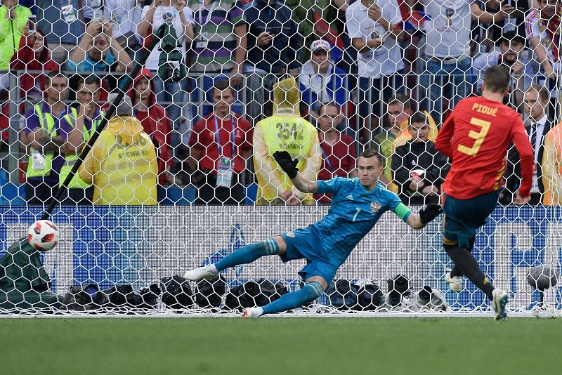 Piqué lanzando su penalti.