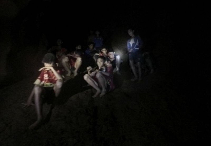 Hallan vivos a los 12 escolares perdidos hace nueve días en una cueva tailandesa