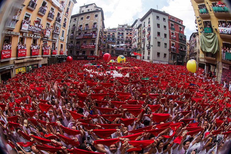 Pamplona se tiñe de rojo