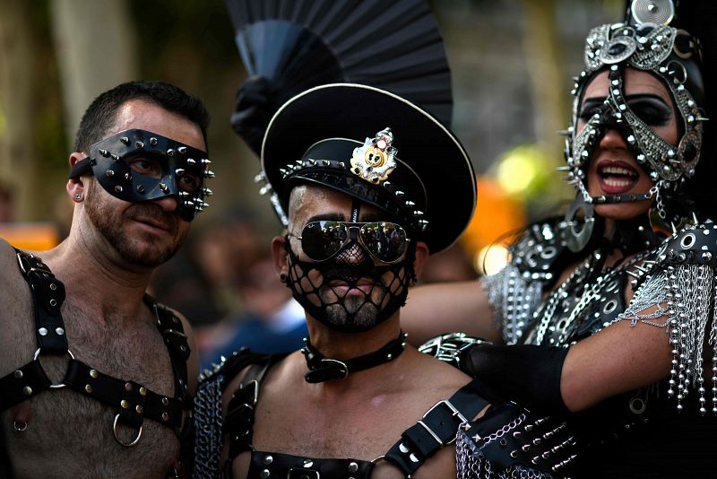 Tres asistentes a la marcha del Orgullo 2018 en Madrid