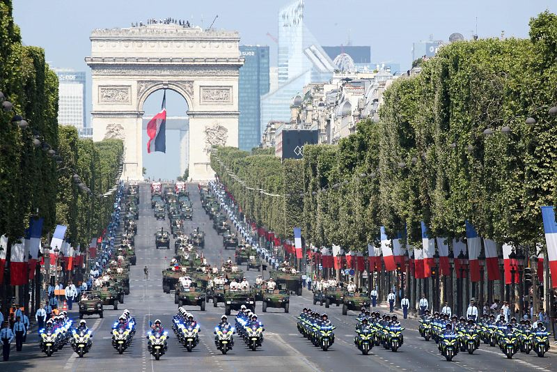 Los Campos Elíseos en París acogen el tradicional desfile militar del 14 de julio