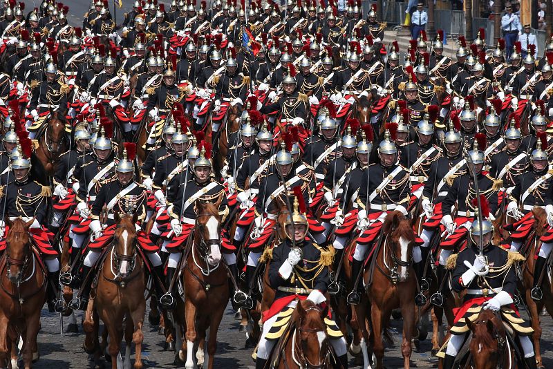 Guardias republicanos a caballo desfilan por los Campos Elíseos en París