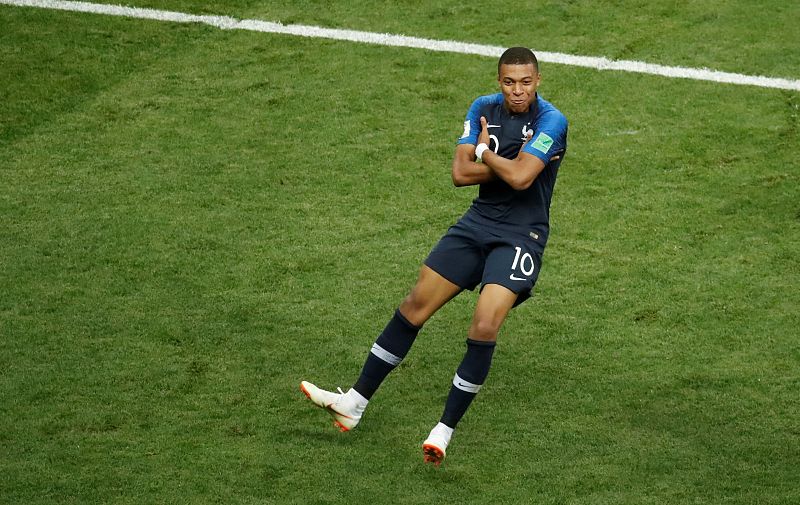 El delantero Mbappe celebra el cuarto gol de Francia en la final.