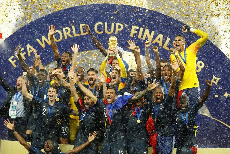 La selección francesa recibe la copa del mundo de manos de Infantino y celebran bajo la lluvia.