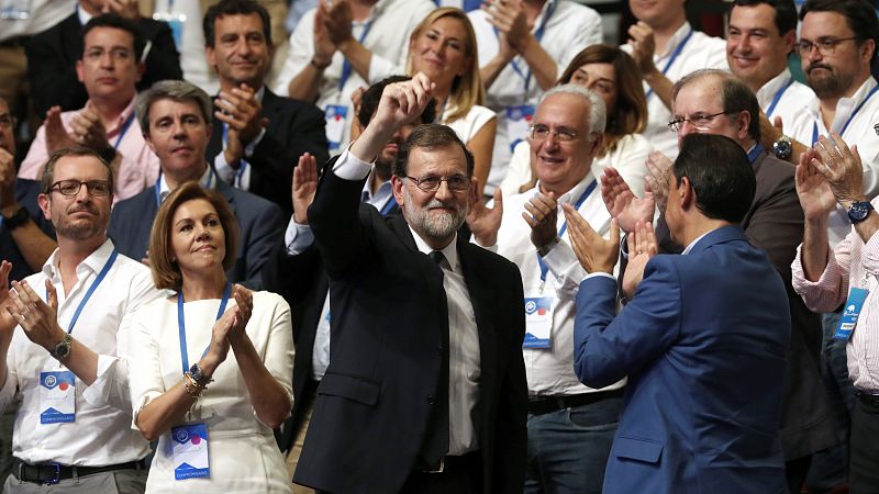 El expresidente del Gobierno Mariano Rajoy recibe el aplauso de los militantes.