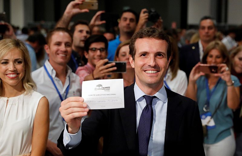 Pablo Casado muestra su voto durante el XIX Congreso extraordinario del PP