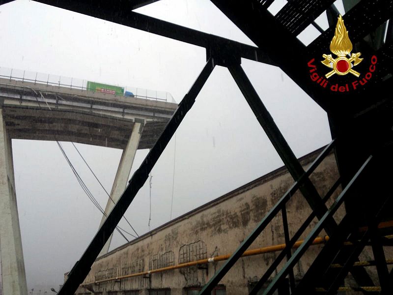 Varios vehículos circulaban por el viaducto en el momento del derrumbe