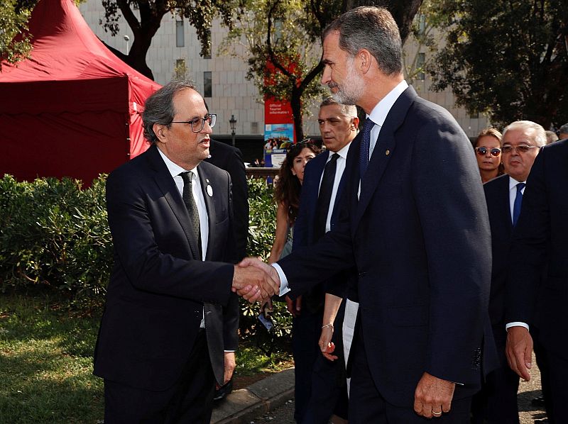 Saludo entre el Monarca y el presidente de la Generalitat