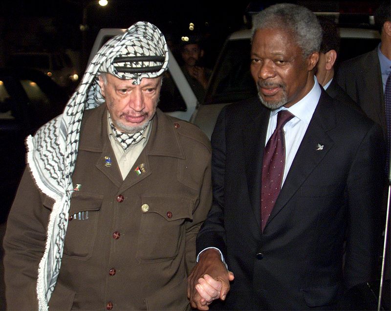 Kofi Annan con el presidente de Palestina Yasser Arafat en Gaza (10/10/2000)