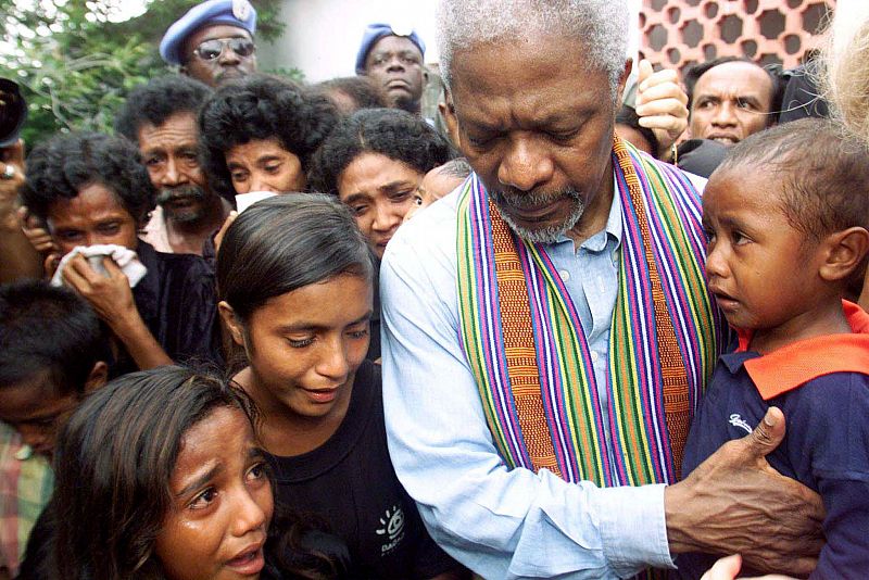 Kofi Annan consuela a los familiares de las víctimas de una masacre cometida por una milicia pro-indonesia en Liquisa, Timor Oriental (17/02/2000)
