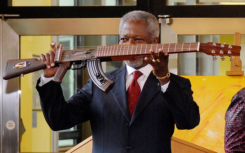 Kofi Annan posa con un AK47 transformado en guitarra en la sede de la ONU en Viena (11/09/2007)