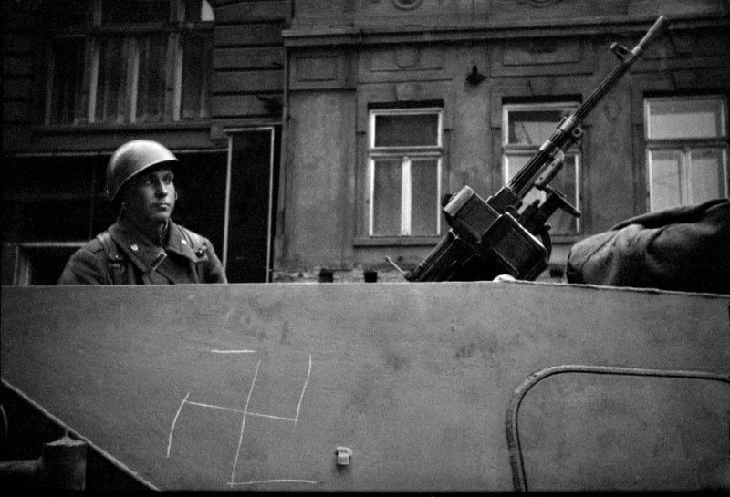 Un soldado soviético se asoma desde el interior de un tanque en el centro de Praga