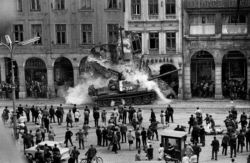 Un tanque de la URSS arremete contra uno de los edificios del centro de Praga