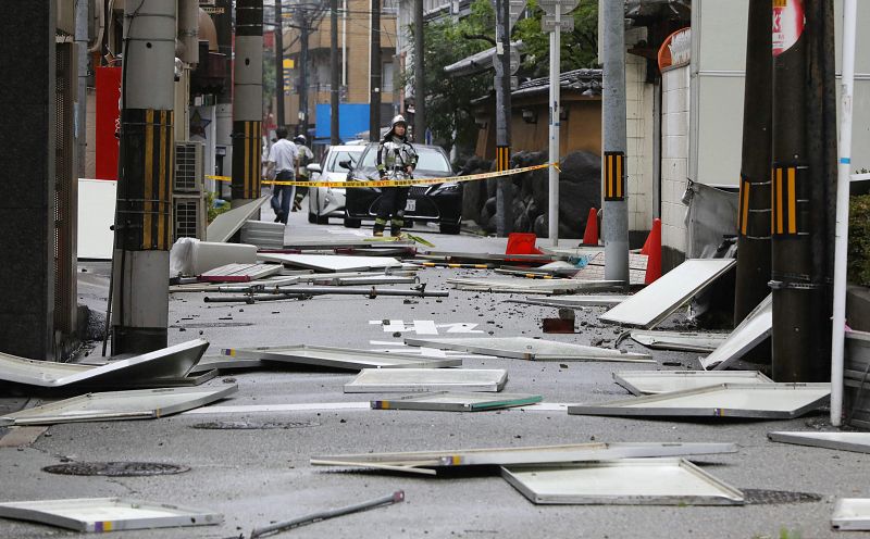 Paneles caídos de un edificio en Osaka como consecuencia de los fuertes vientos