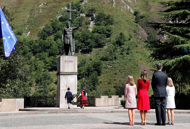 Los reyes Felipe y Letizia, junto a la princesa Leonor y la infanta Sofía, realizan una ofrenda floral ante la estatua de Don Pelayo para conmemorar los 13 siglos transcurridos desde la fundación del Reino de Asturias