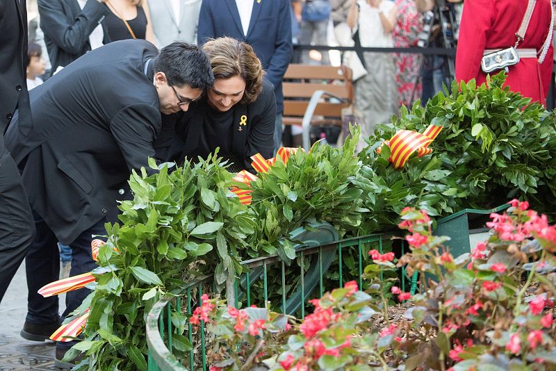 Ada Colau y Gerardo Pisarello depositan su ofrenda floral en el monumento a Rafael Casanova