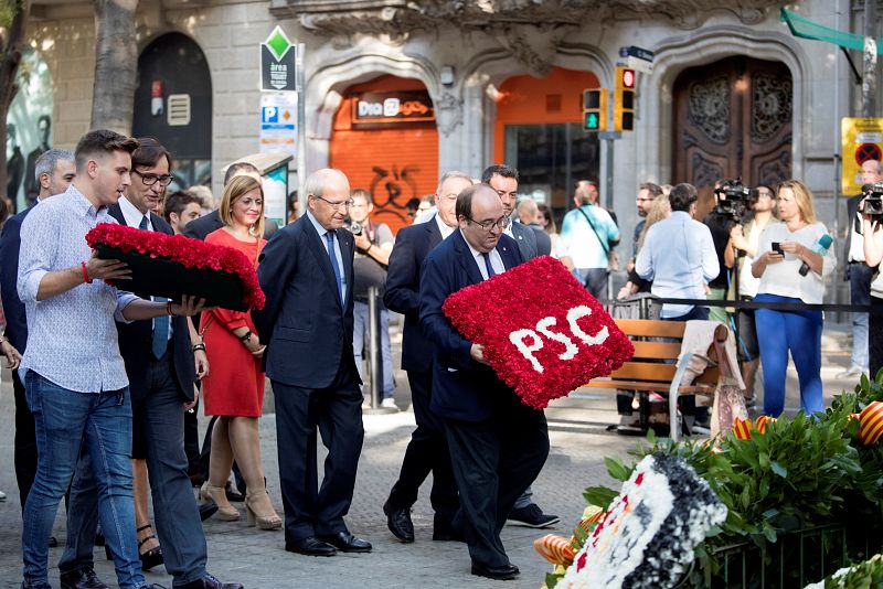 Miquel Iceta y otros miembros del PSC articipan en la ofrenda floral