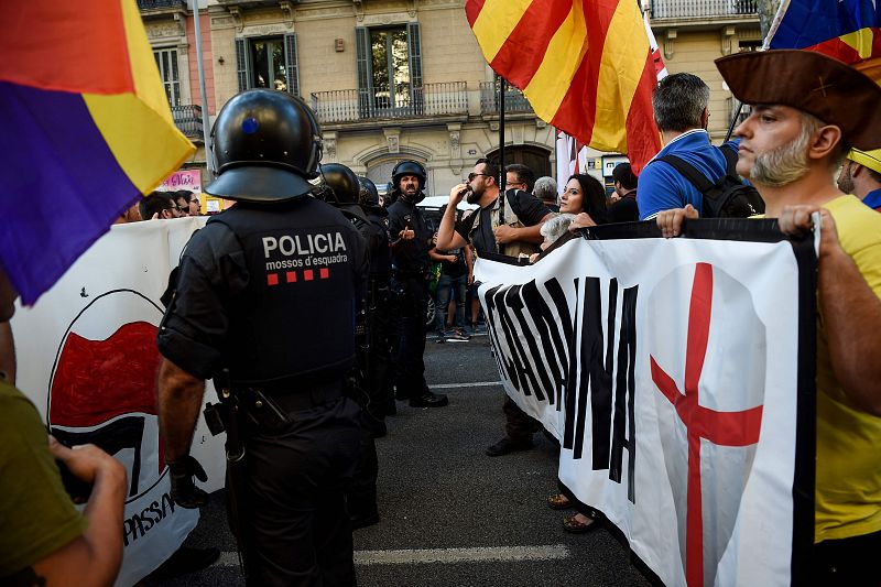 Los Mossos, en una manifestación independentista en Barcelona