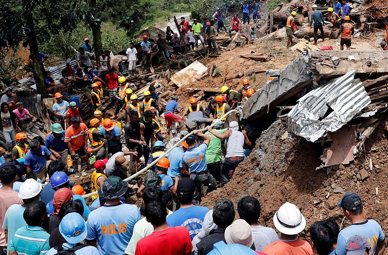 Cadena humana en busca de supervivientes en Filipinas