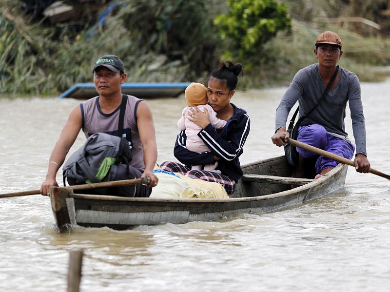 Vecinos de Tuguegarao se desplazan en barca