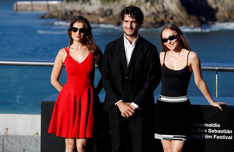 El director Louis Garrel y las actrices Lily-Rose Melody Depp (derecha) y Laetitia Casta durante la presentación de 'L'Homme Fidèle', que compite en la sección del festival