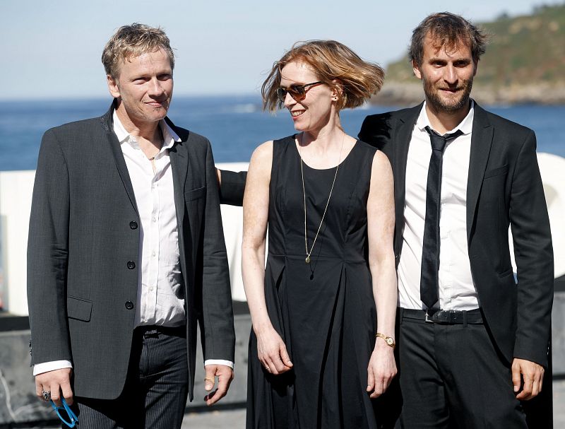 El realizador Simon Jaquemet (derecha), posa junto a los actores Thomas Schüpbach y Judith Hofmann durante la presentación de su película 'The innocent' en San Sebastián