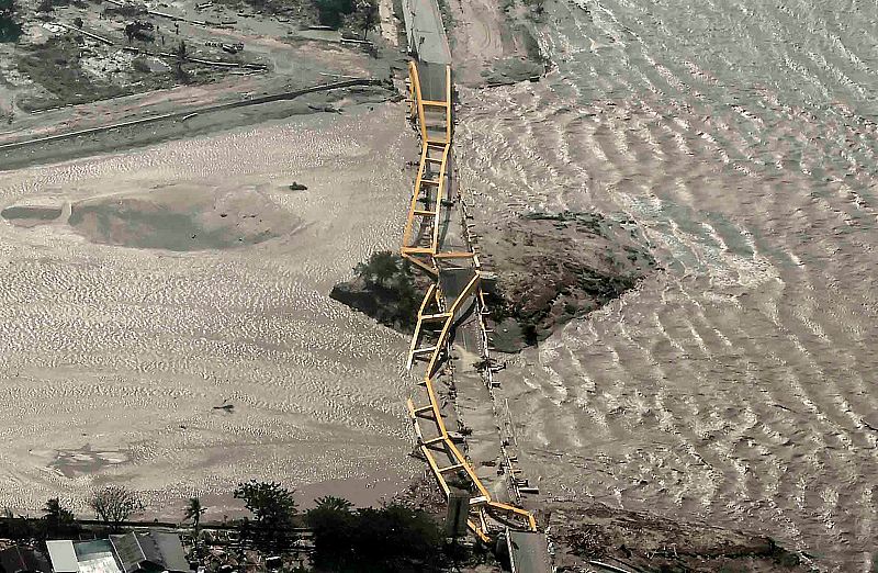 Una vista aérea de un puente dañado en Palu