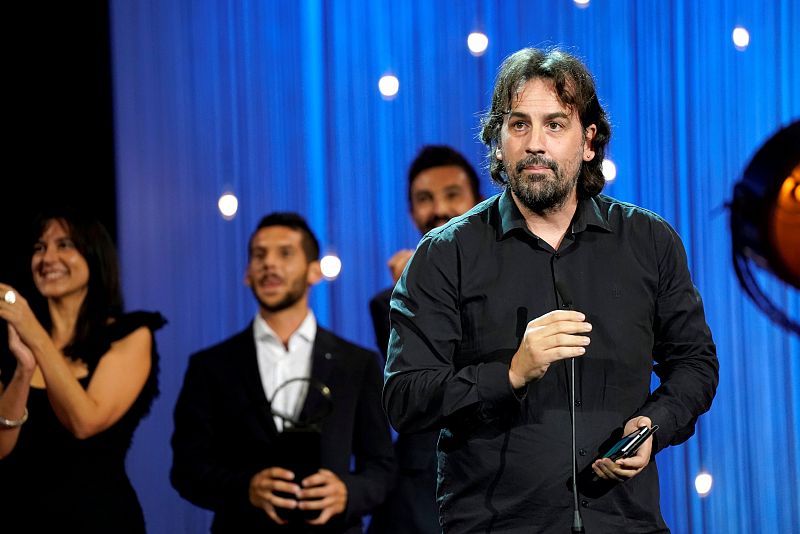 El director Isaki Lacuesta tras recibir la Concha de Oro por 'Entre Dos Aguas'