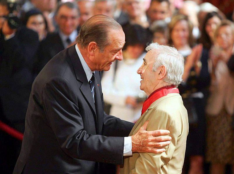 El entonces presidente de Francia Jacques Chirac felicita a Charles Aznavour tras haberle sido condecorado como comandante de la Legión de Honor en 2004