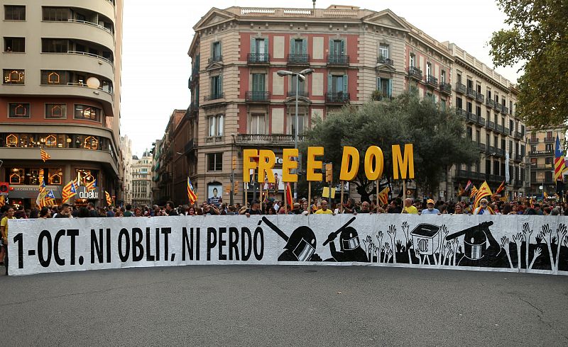 Estudiantes se manifiestan en Barcelona por el 1-O