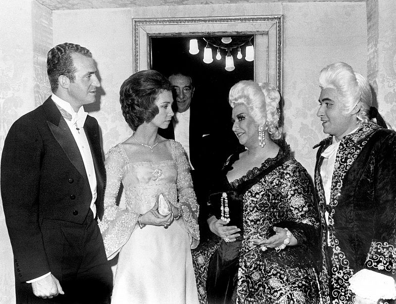 Los entonces príncipes de España, Don Juan Carlos y Doña Sofía, conversan con Montserrat Caballé y José Carreras en la función inaugural de la temporada de Ópera en el Teatro Liceo de Barcelona, que en 1972 celebraba su 125 aniversario