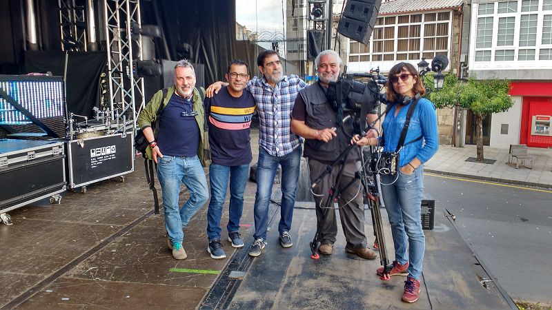 José A. Blas, director de la París de Noia, con el equipo de Crónicas