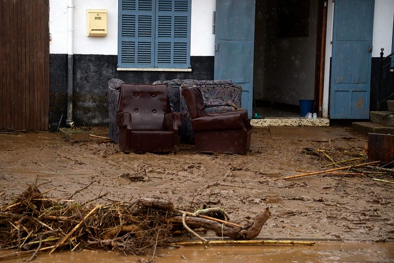 Escombros y fango cubren las calles