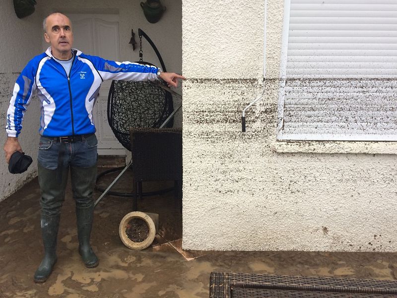 Un residente de Villegailhenc, cerca de Carcasona, muestra hasta dónde ha llegado el agua. Eric CABANIS / AFP