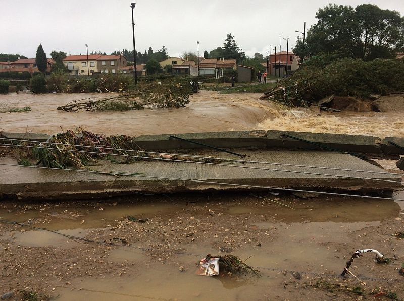 El río Trapel, desbordado en Villegailhenc, sureste de Francia. Foto: Eric Cabanis/AFP)