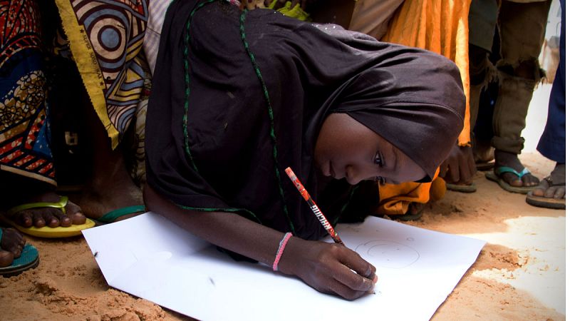 Una niña dibuja en Lingui (Níger).