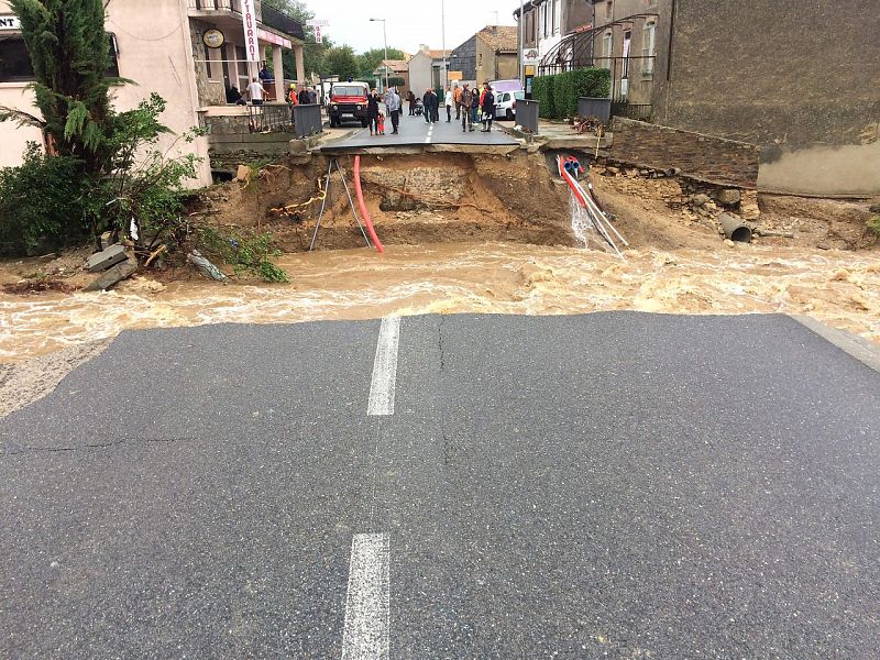 Puente hundido sobre el río Trapel en Villegailhenc, departamento de Aude. Eric CABANIS / AFP