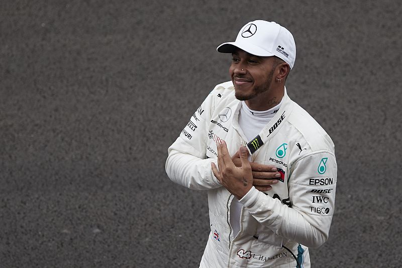 En el GP de España empezó a cambiar la suerte del británico, aquí saludando a sus fans.